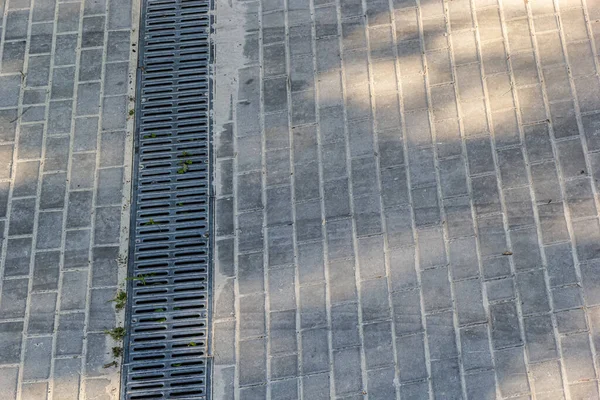 Kratka Systemu Odwadniającego Chodniku Wykonanym Kwadratowych Kamiennych Płytek Zbliżenie Systemu — Zdjęcie stockowe