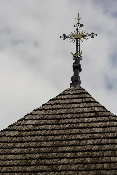 乌克兰蓝天下的旧木制教堂 带有十字的木制屋顶 — 图库照片