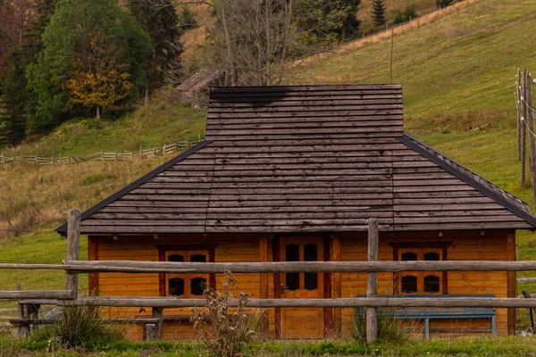Cabana Montanha Madeira Tradicional Edifício Fazenda Nos Cárpatos Ucranianos — Fotografia de Stock
