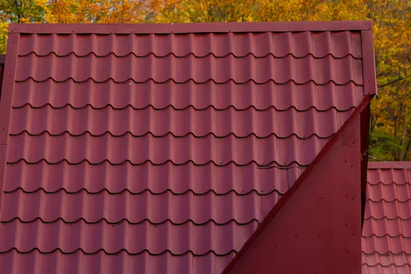 Haus Mit Neuem Braunen Ziegeldach Und Regenrinne Metallrinnen System Dachrinnen — Stockfoto