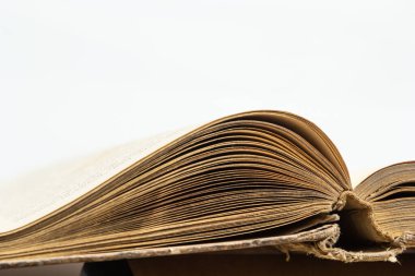 Kitap yığınları üzerine açık bir kitap arka plan shcool çalışma kitabı. Edebiyat, eğitim ve kitap yayıncılığı kavramı. Metin için boş alan.
