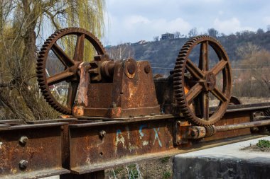 Değirmenin antik baraj ağ geçitleri ayrı metal elemanları.