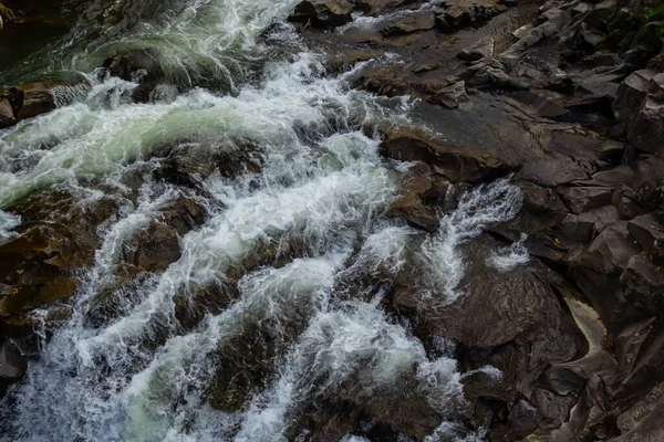 Corriente Agua Que Fluye Sobre Las Rocas Imagen Primer Plano — Foto de Stock