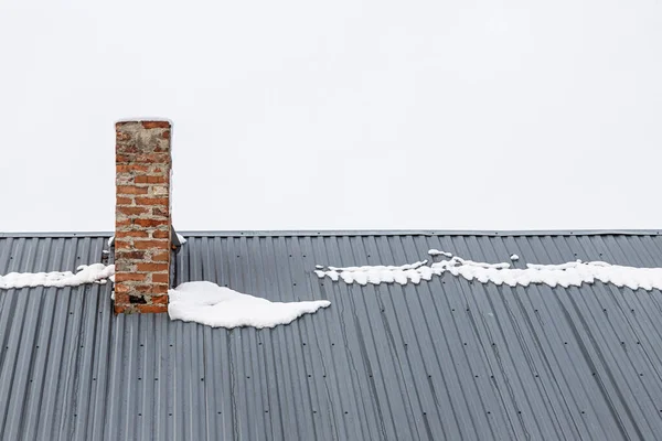 Uma Chaminé Tijolo Telhado Metal Inverno Sob Neve Conceito Construção — Fotografia de Stock