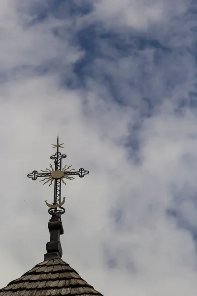 Stary Drewniany Kościół Tle Błękitnego Nieba Ukrainie Drewniany Dach Krzyżem — Zdjęcie stockowe
