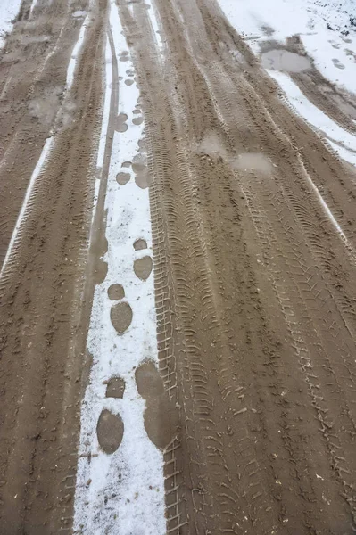 雪路上的车辙 平坦的道路 滑行的危险 冬季轮胎踏板的痕迹 — 图库照片