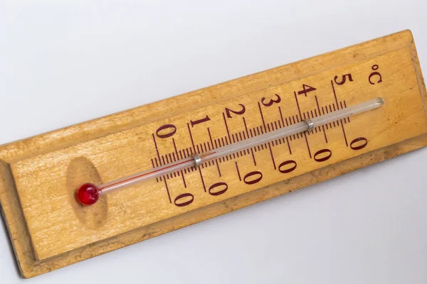 Rumstermometer Träbas Nära Vit Bakgrund Celsius Gradskala — Stockfoto