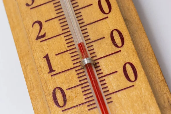 木制底座上的房间温度计 靠近白色底座 摄氏度等级表 — 图库照片