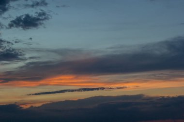 Günbatımı gökyüzü çok renkli bulutlarla. Dramatik alacakaranlık arkaplanı.