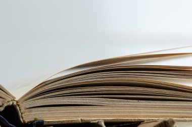 Kitap yığınları üzerine açık bir kitap arka plan shcool çalışma kitabı. Edebiyat, eğitim ve kitap yayıncılığı kavramı. Metin için boş alan.