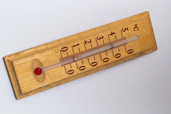 Rumstermometer Träbas Nära Vit Bakgrund Celsius Gradskala — Stockfoto
