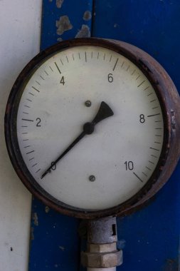 Yakından skalalı ve oklu eski yuvarlak manometre.