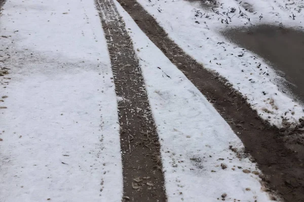 雪道を車が走る 滑りやすい道路 滑りのリスク 冬用タイヤの痕跡 トレッド — ストック写真