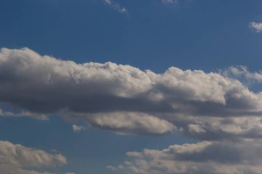 Gökyüzündeki bulutlar bir yaz gününde güneş tarafından aydınlatıldı. arkaplan.