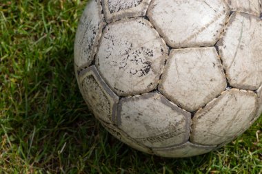 Futbol sahasının yeşil çimlerinde fotokopi alanı olan futbol topu.