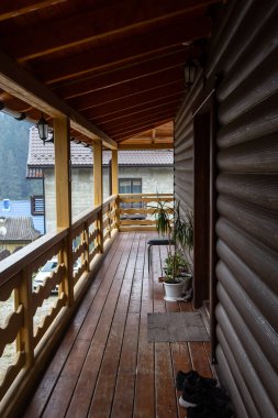 Güzel, modern teras salonu, ahşap bir evde büyük, ahşap bir teras ve bir orman. Doğa ve tatil kavramı.