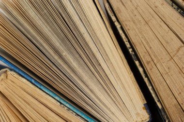 Kitap geçmişi. Kütüphanedeki eski kitaplar. Kitapçı dükkanı. Bilgi yayınları, edebiyat. Kitapçı, kitapçı. Düz bir üst görünüm. Kitap geçişi.