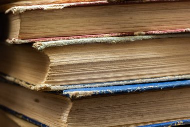 Kitap geçmişi. Kütüphanedeki eski kitaplar. Kitapçı, Bilgi Yayınları Edebiyatı. Kitapçı, Kitapçı Geçidi.