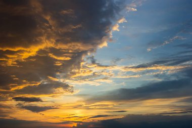 Günbatımı gökyüzü çok renkli bulutlarla. Dramatik alacakaranlık arkaplanı.
