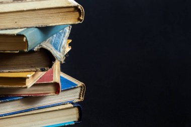 Kitap geçmişi. Kütüphanedeki eski kitaplar. Kitapçı, Bilgi Yayınları Edebiyatı. Kitapçı, Kitapçı Geçidi.