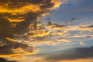 Günbatımı gökyüzü çok renkli bulutlarla. Dramatik alacakaranlık arkaplanı.
