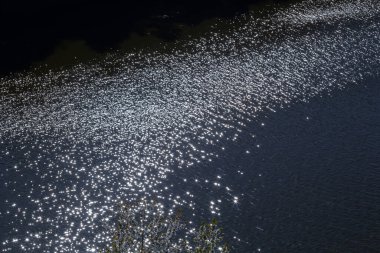 Güzel bir su arka planının görüntüsü.