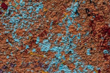 Kırmızı boyayla kaplanmış beyaz duvarlar. Duvara boya sıçramış. Boyanmış alçı duvar. Soyut arkaplan. Boyalı alçı dokusu.