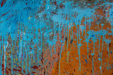 Kırmızı boyayla kaplanmış beyaz duvarlar. Duvara boya sıçramış. Boyanmış alçı duvar. Soyut arkaplan. Boyalı alçı dokusu.