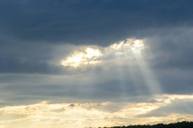 Uçsuz bucaksız mavi gökyüzü ve bulutlar.
