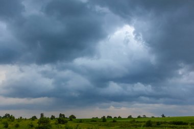 Uçsuz bucaksız mavi gökyüzü ve bulutlar.