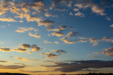 Gökyüzünün arka planı, gökyüzü renklidir..