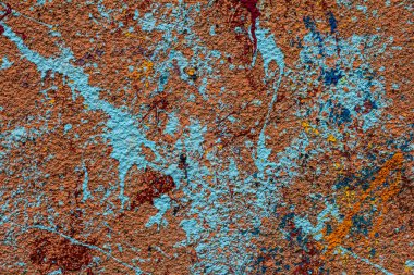 Kırmızı boyayla kaplanmış beyaz duvarlar. Duvara boya sıçramış. Boyanmış alçı duvar. Soyut arkaplan. Boyalı alçı dokusu.