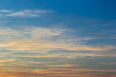 Günbatımı gökyüzü çok renkli bulutlarla. Dramatik alacakaranlık arkaplanı.