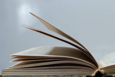 Kitap yığınları üzerine açık bir kitap arka plan shcool çalışma kitabı. Edebiyat, eğitim ve kitap yayıncılığı kavramı. Metin için boş alan.