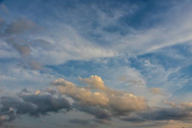 Gökyüzünün arka planı, gökyüzü renklidir..
