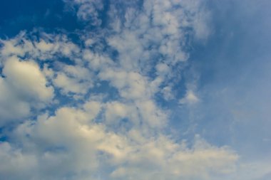 Mavi gökyüzündeki bulutlar Panoramik görüntü dokusu arkaplan grafik kaynakları tasarım meteoroloji, cennet umut barış kavramı.