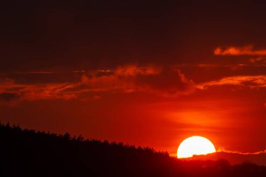 Dramatik gün batımı ve gün doğumu gökyüzü.