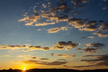 Gökyüzünün arka planı, gökyüzü renklidir..