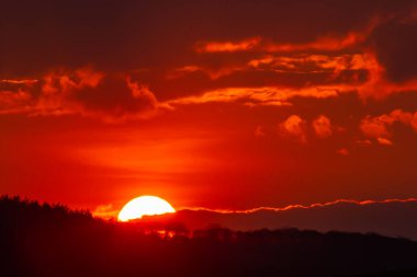Ufuk manzarası ve dramatik alacakaranlık gökyüzü ve günbatımı arka planı. Doğal gökyüzü arkaplan dokusu, güzel bir renk. Kara bulutlar, büyük fırtına ve yağmur. Hava ve doğa kavramı.
