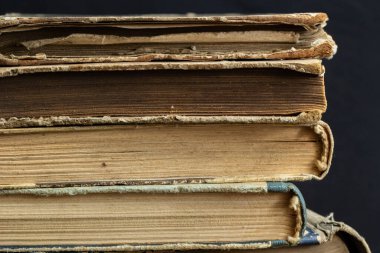 Kitap geçmişi. Kütüphanedeki eski kitaplar. Kitapçı, Bilgi Yayınları Edebiyatı. Kitapçı, Kitapçı Geçidi.