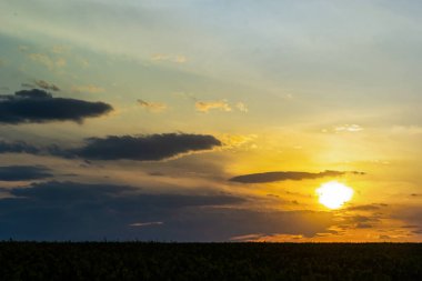 Dramatik gün batımı ve gün doğumu gökyüzü.