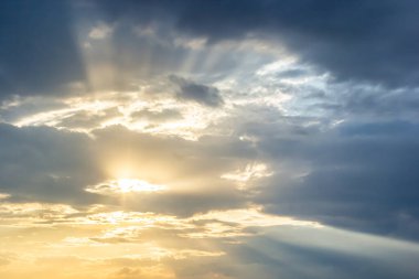 Ufuk manzarası ve dramatik alacakaranlık gökyüzü ve günbatımı arka planı. Doğal gökyüzü arkaplan dokusu, güzel bir renk. Kara bulutlar, büyük fırtına ve yağmur. Hava ve doğa kavramı.