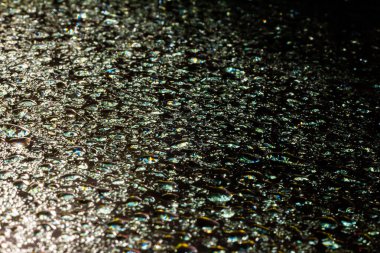 Renkli arka planda bir damla su. Seçici odaklanma. Gri.