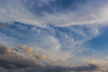 Süslü bulutlar. Dramatik bir gökyüzü. Destansı fırtına bulutları Yumuşak güneş ışığı. Panoramik görüntü dokusu arkaplan grafik kaynakları tasarımı Meteoroloji, cennet umut barış kavramı.