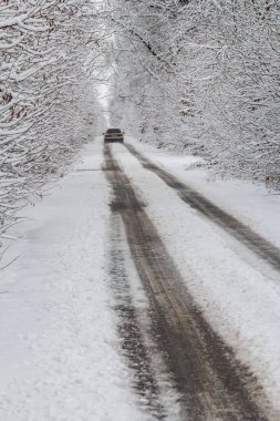 karla kaplı road, tekerlek izleri.