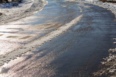 karla kaplı road, tekerlek izleri.