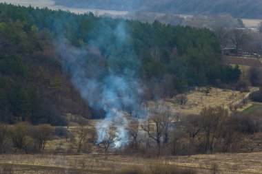 Kuru mevsim boyunca kuru ot ve saman sakallarından çıkan tarımsal atık ateşleri kurak mevsimde yoğun dumanı kirleten havayı yakarak küresel ısınma ve kanserojen gazlara yol açıyor..