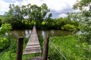Asma köprü, maceraya giden yol, diğer tarafa geçmek..