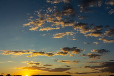 Dramatik gün batımı ve gün doğumu gökyüzü.