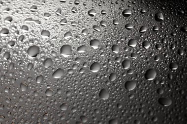 Beyaz arkaplan dokusuna su damlaları. Arkaplan camı su damlalarıyla kaplı. Sudaki kabarcıklar.